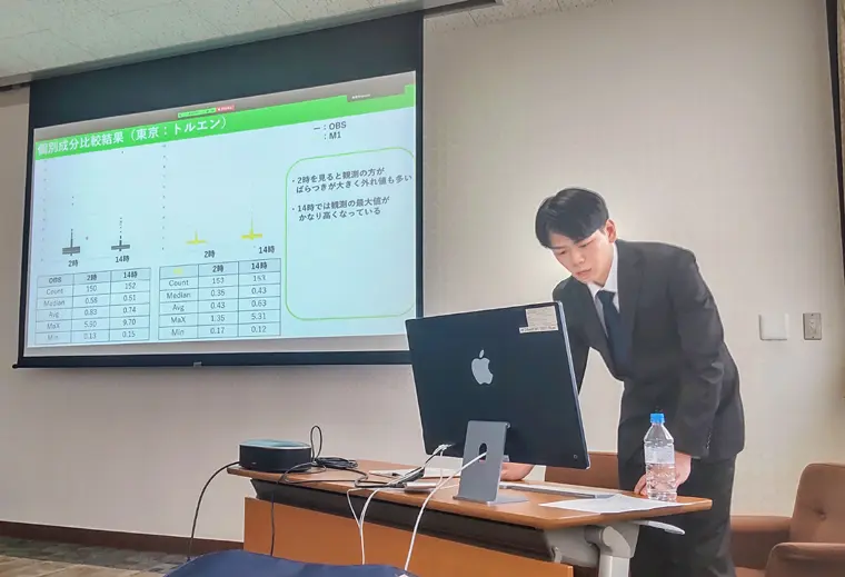 九州大学で開催された学会での発表風景。テーマは「関東地域における光化学オキシダントを対象としたモデル間比較研究について」。