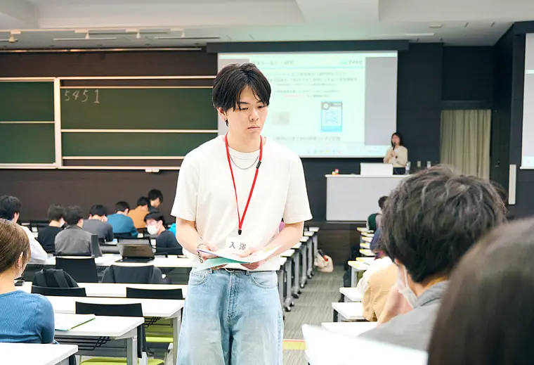 授業アシスタントとしても活動中。産学連携プログラムの授業で受講生のグループワークをサポート。