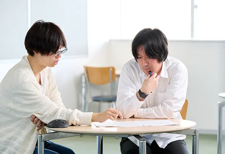 一対一で時間をかけて指導してくださる横野光准教授（写真右）と。研究に行き詰まった時も、安心して相談できる環境がある。