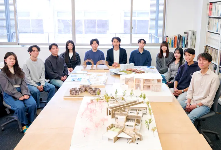 机を囲んで遠慮なく意見を出し合うのが齊藤研のスタイル。自分になかった発想が様々な角度から出てきて、一段と良いものになっていく。